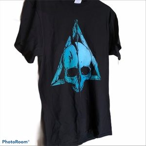 Men’s size medium black t-shirt with blue skull